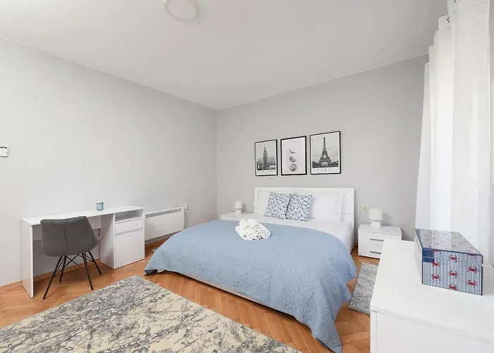 Endless Summer House Barbara Daire *